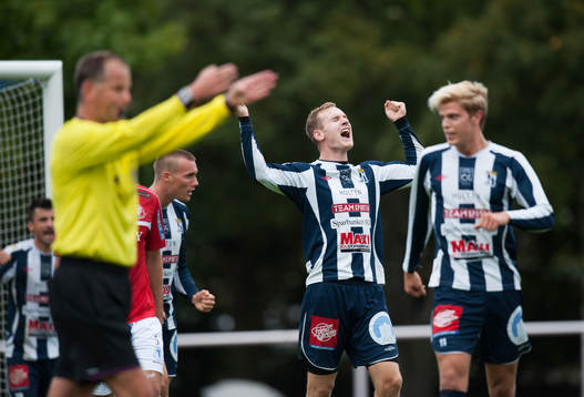 2-målsskytten Anton Henningsson, Kristianstad, jublar