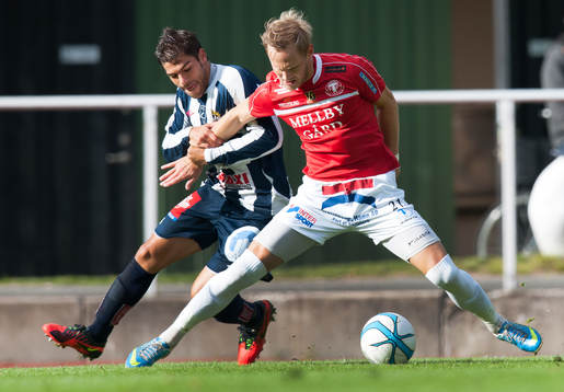 Magnus Andersson, Trelleborg, blir dragen i armen