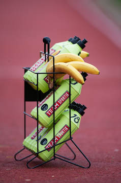 Vattenflaskor, bananer