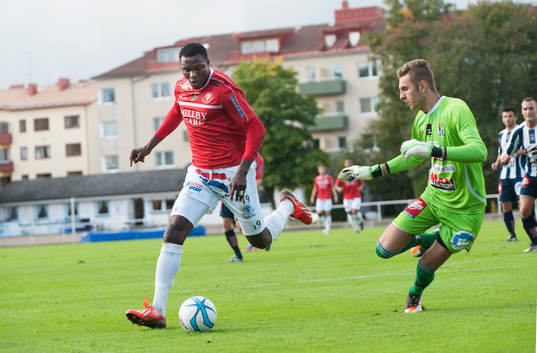 Edward Ofere, Trelleborg, fri med Kristianstads målvakt