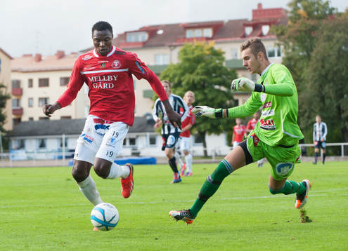 Edward Ofere, Trelleborg, fri med Kristianstads målvakt