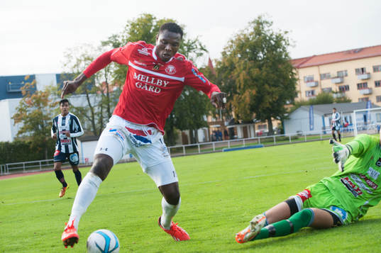 Edward Ofere, Trelleborg, fri med Kristianstads målvakt