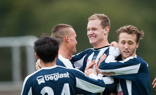 2-målsskytten Anton Henningsson, Kristianstad, grattas