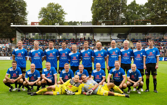 Lagbild Freddie -97 innan uppvisningsmatchen mellan Freddie