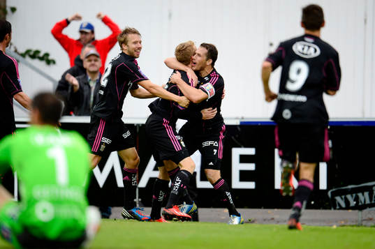 IFK Göteborgs Sam Larsson kramas om av Tobias Hysén