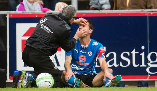 Halmstads Stefan Selakovic får en smäll i ögat och utgår
