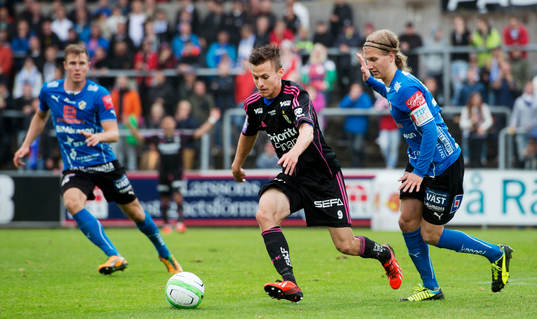 IFK Göteborgs Lasse Vibe och Halmstads Oliver Silverholt