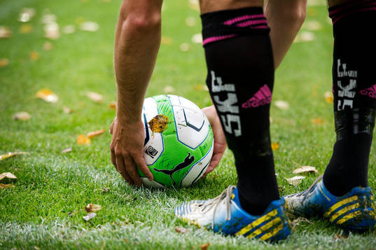 IFK Göteborgs Tobias Hysén lägger upp bollen för hörna