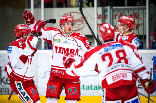 Timrås Oscar Johansson kramas om