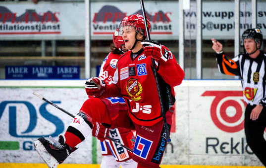 Almtunas Tobias Hage jublar