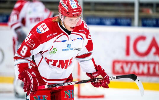 Timrås Didrik Strömberg får en puck i ansiktet