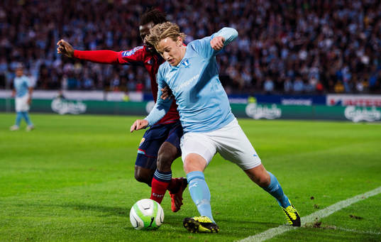 Malmös Emil Forsberg tar sig förbi Djurgårdens Amadou