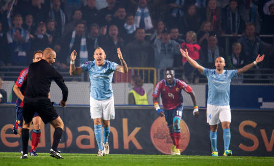 Malmös Magnus Eriksson vill ha straff av domare Michael