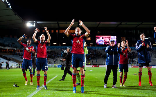 Djurgårdens Emil Bergström sjunger och dansar