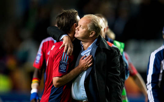 Djurgårdens tränare Per-Mathias Högmo kramar om Andreas