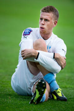 Malmös Pontus Jansson, stretchar innan fotbollsmatchen i
