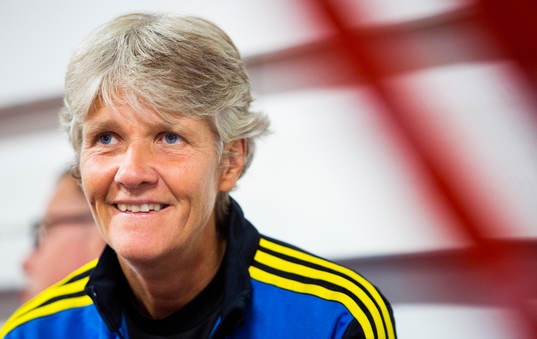 Förbundskapten Pia Sundhage i mixed zone