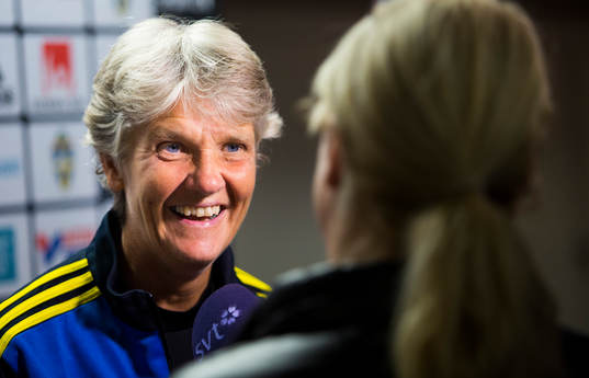 Förbundskapten Pia Sundhage i mixed zone