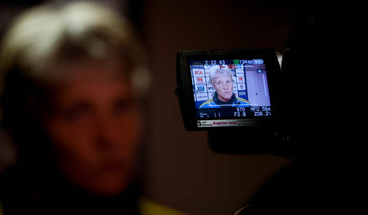 Förbundskapten Pia Sundhage i mixed zone