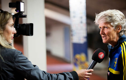 Förbundskapten Pia Sundhage i mixed zone