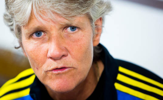 Förbundskapten Pia Sundhage i mixed zone