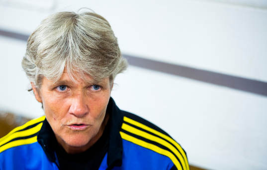 Förbundskapten Pia Sundhage i mixed zone