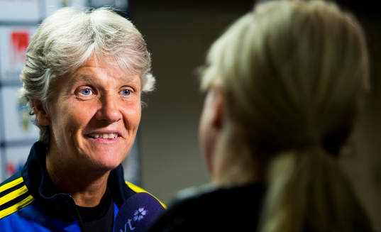 Förbundskapten Pia Sundhage i mixed zone