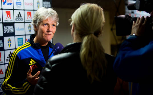 Förbundskapten Pia Sundhage i mixed zone