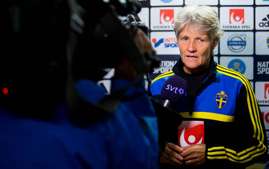 Förbundskapten Pia Sundhage i mixed zone
