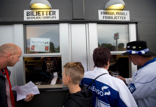 Behrn Arena och en slutsålt skylt Exteriör i SHL mellan