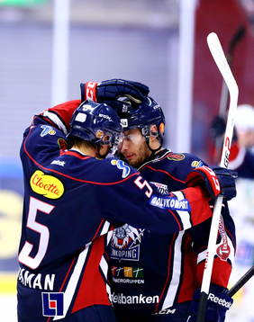 Linköpings Mattias Bäckman och Magnus Johansson i matchen