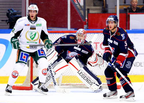 Linköpings målvakt Christian Engstrand i matchen mellan