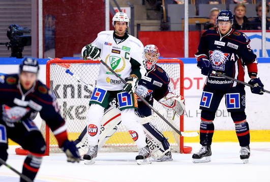 Linköpings målvakt Christian Engstrand i matchen mellan