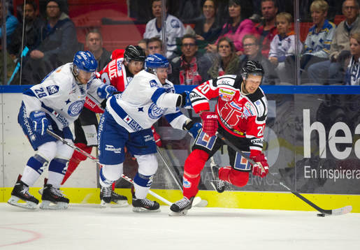 Leksands Ryan Russel jagar Örebros Marcus Weinstock i SHL