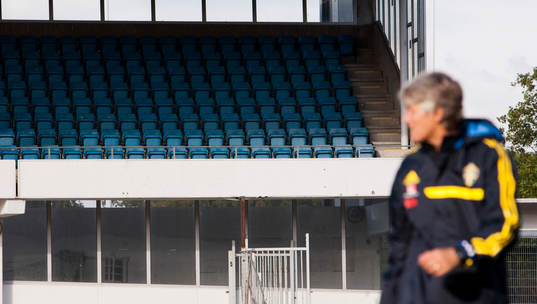 Tomma läktare och förbundskapten Pia Sundhage  i