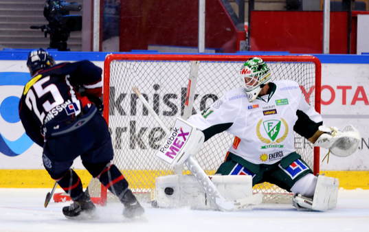 Linköpings Johannes Salmonsson missar målchans och
