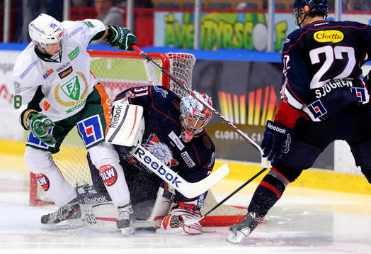 Färjestads Tomas Hyka och Linköpings målvakt Christian