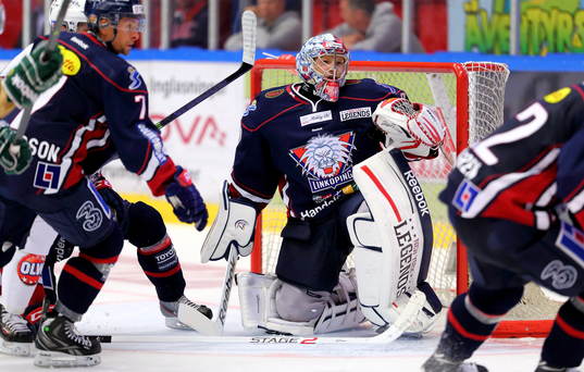 Linköpings målvakt Christian Engstrand i matchen mellan