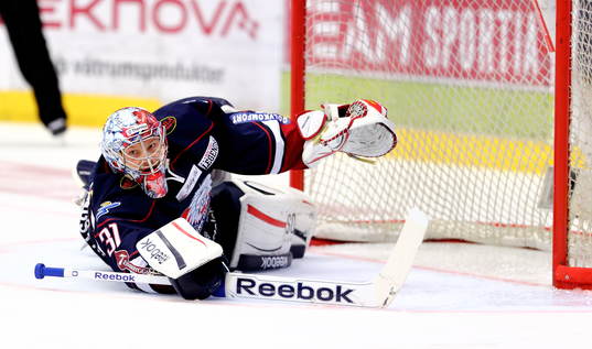 Linköpings målvakt Christian Engstrand i matchen mellan