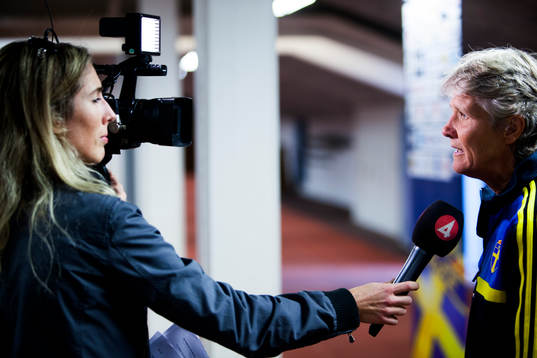 Förbundskapten Pia Sundhage pratar med TV4