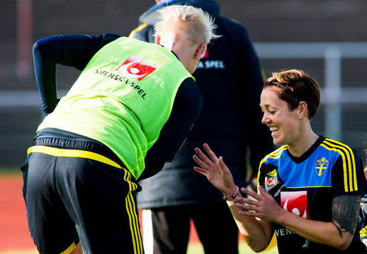 Nilla Fischer och Therese Sjögran busar
