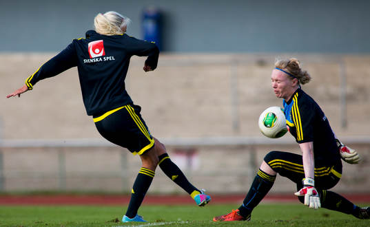Målvakt Hedvig Lindahl räddar ett skott