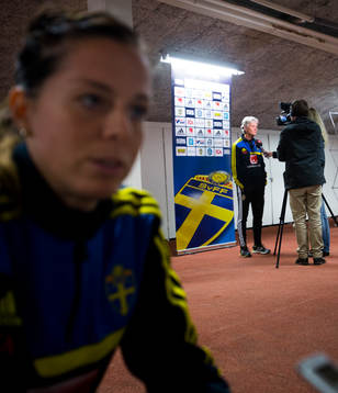 Förbundskapten Pia Sundhage blir intervjuad av TV4 i