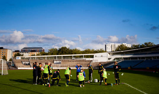 Laget tränar på Malmö Stadion