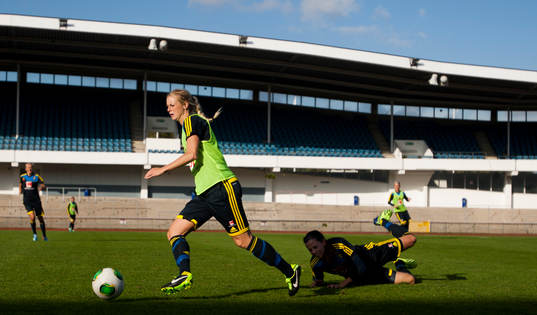Amanda Ilestedt tar sig förbi Lotta Schelin som sedan