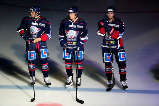 I mitten Linköpings Linus Hultström i matchen mellan