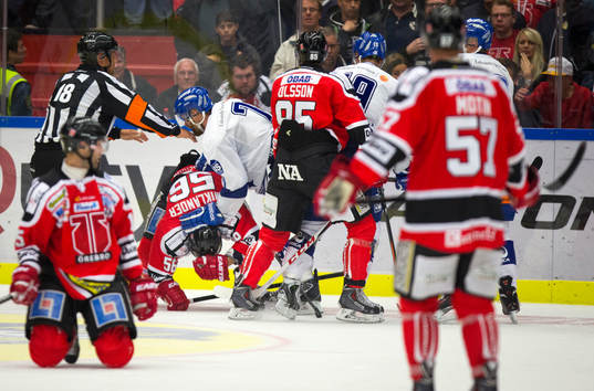 Johan Svedberg brottar ner Johan Wiklander i SHL mellan