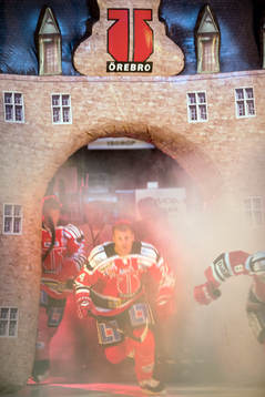 Conny Strömberg åker ut genom Örebro slott i SHL mellan