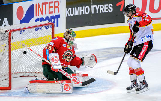 Luleås Johan Fransson (ej i bild) gör 0-1 bakom