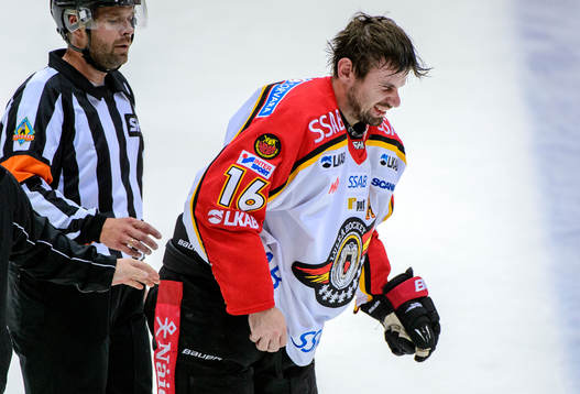 Luleås Niklas Olausson får hjälp av isen